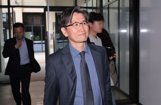 지난 4월30일 오동운 고위공직자범죄수사처장(공수처장) 후보자가 경기도 과천시에 마련된 인사청문회준비단 사무실로 출근하고 있다.<연합뉴스 사진>